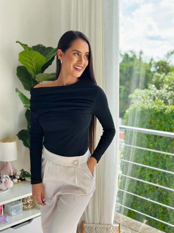 Sweater negro perfecto para un look casual · vista 1