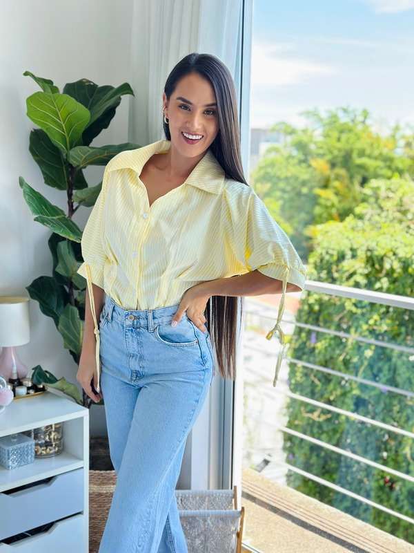 Blusa amarilla va con un look casual · vista 1