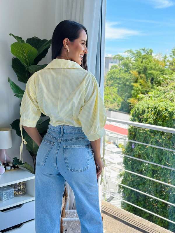 Blusa amarilla va con un look casual · vista 2