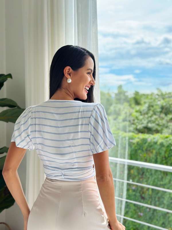 Blusa divina se ajusta al frente nos · vista 2